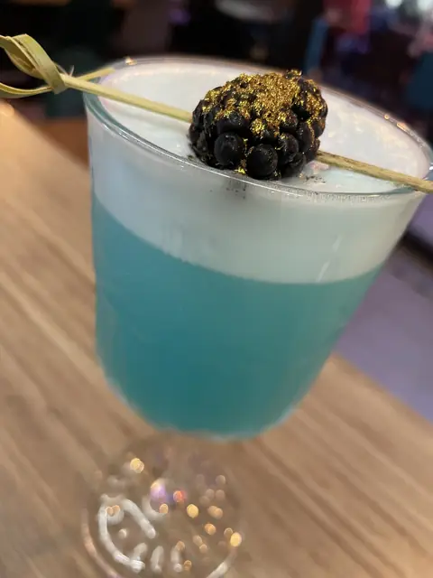 Niebieski koktajl w kieliszku