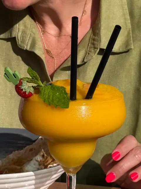 Żółty drink z owocami