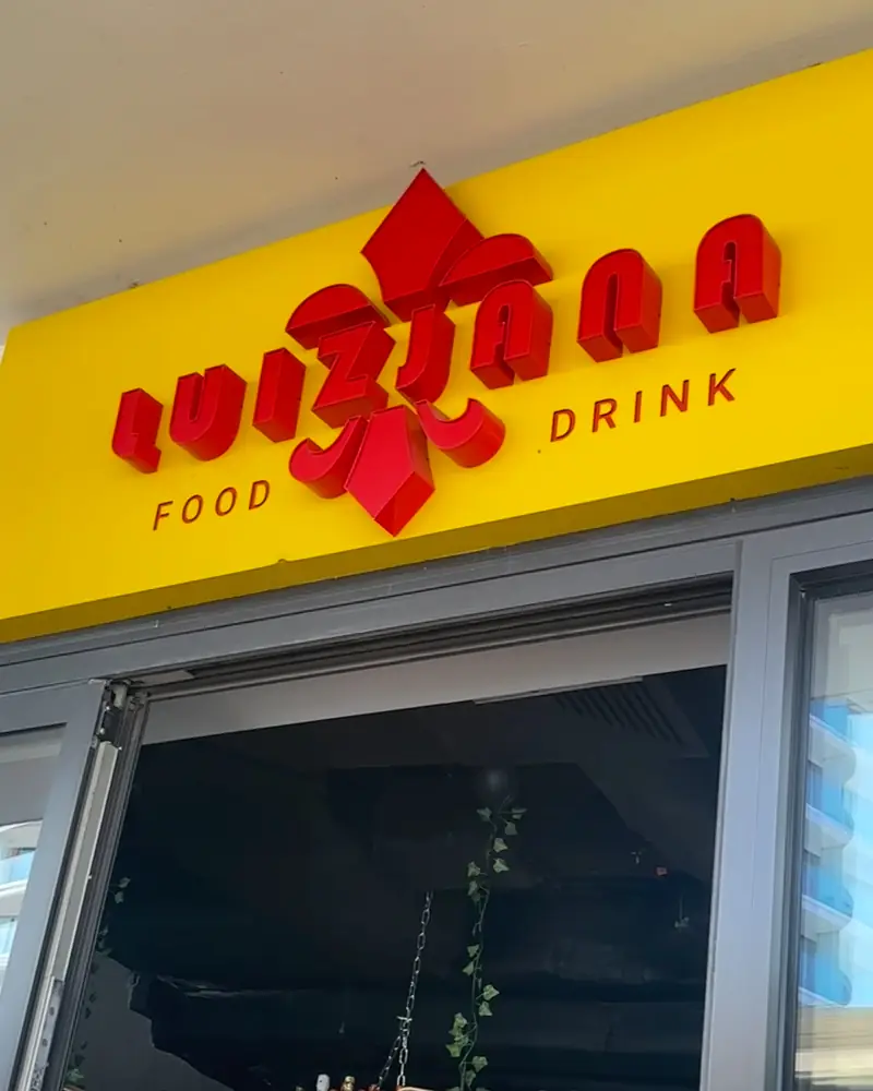 Żółty szyld FOOD · DRINK