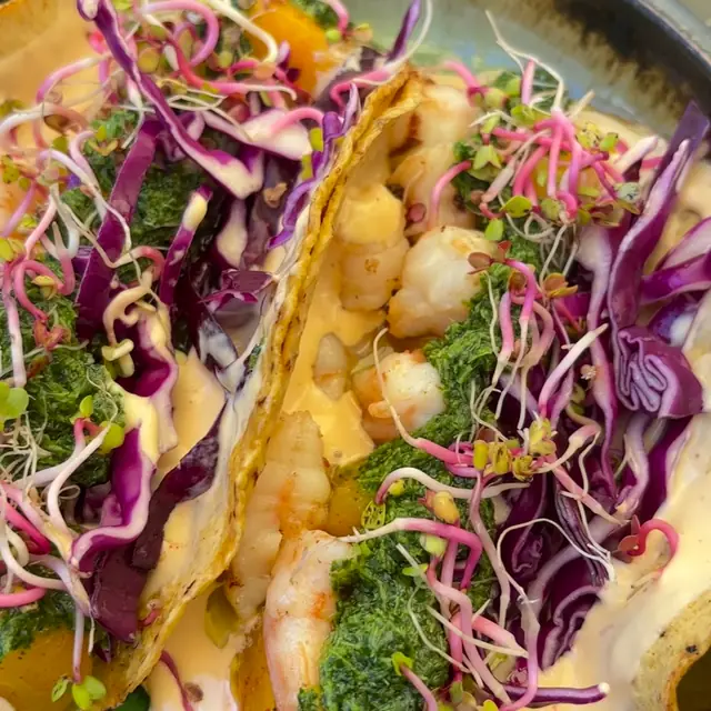 Dwa taco z guacamole i kapustą